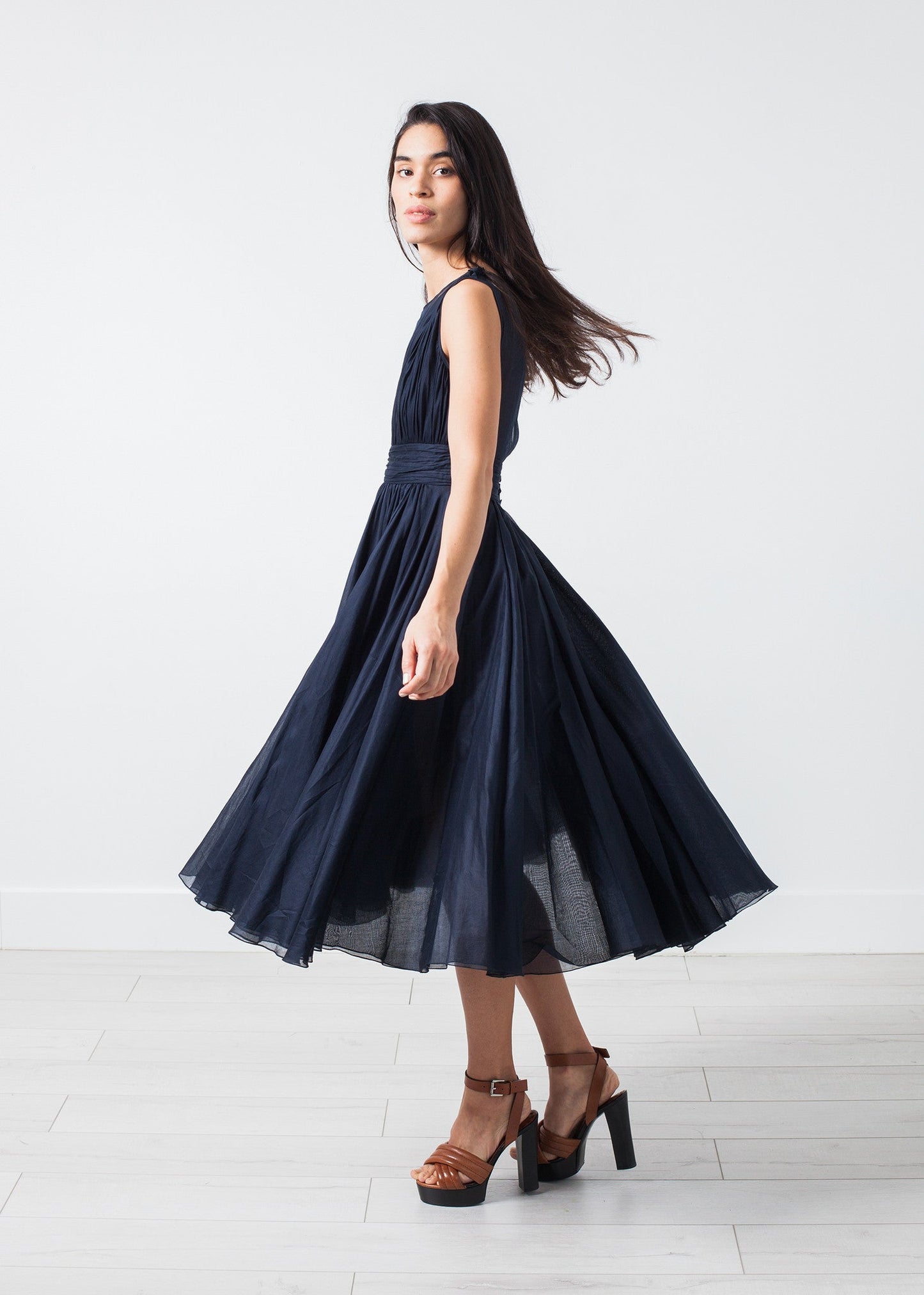Abito in voile con scollo a V in blu marino