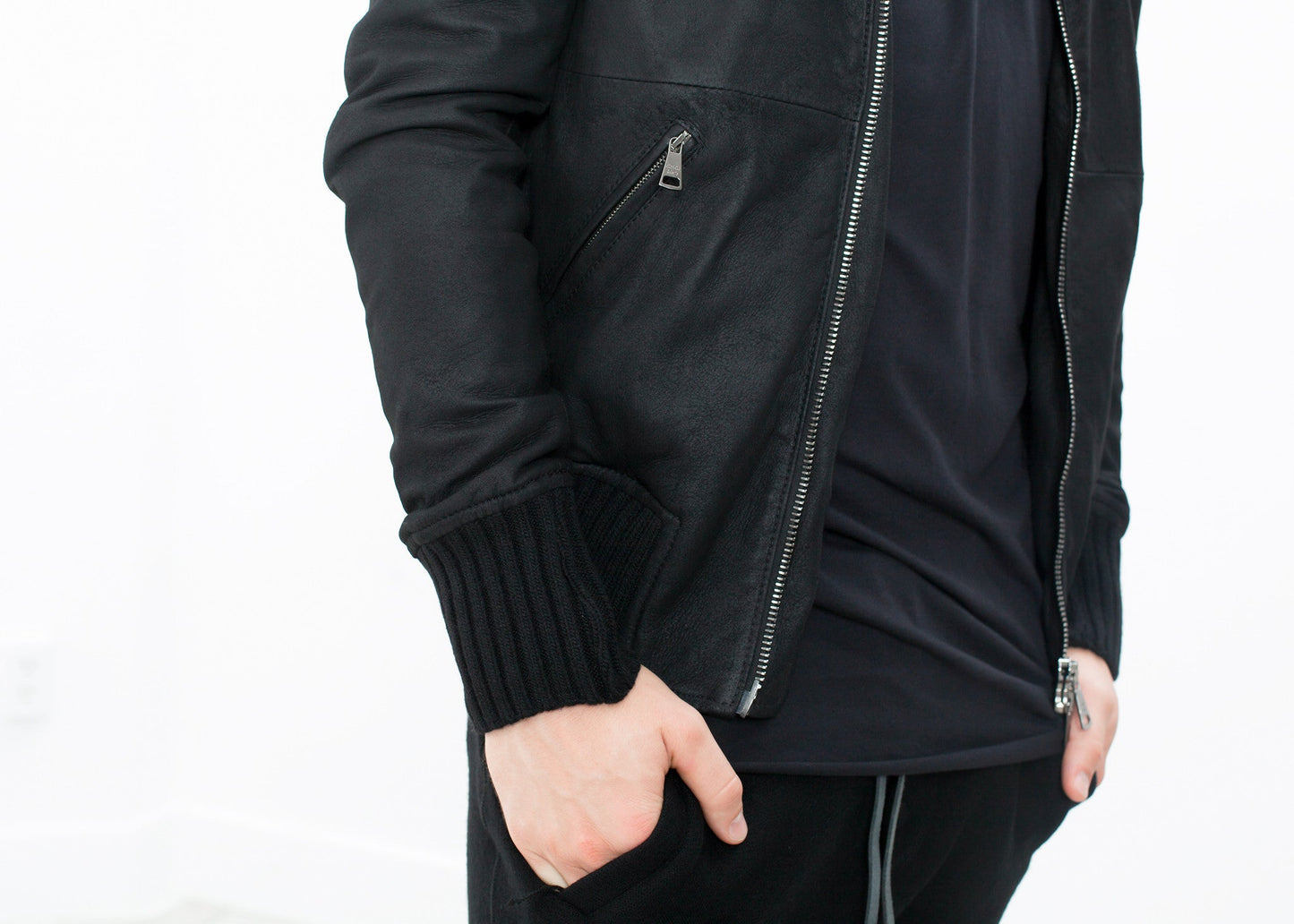 Bomber in pelle rotta in nero