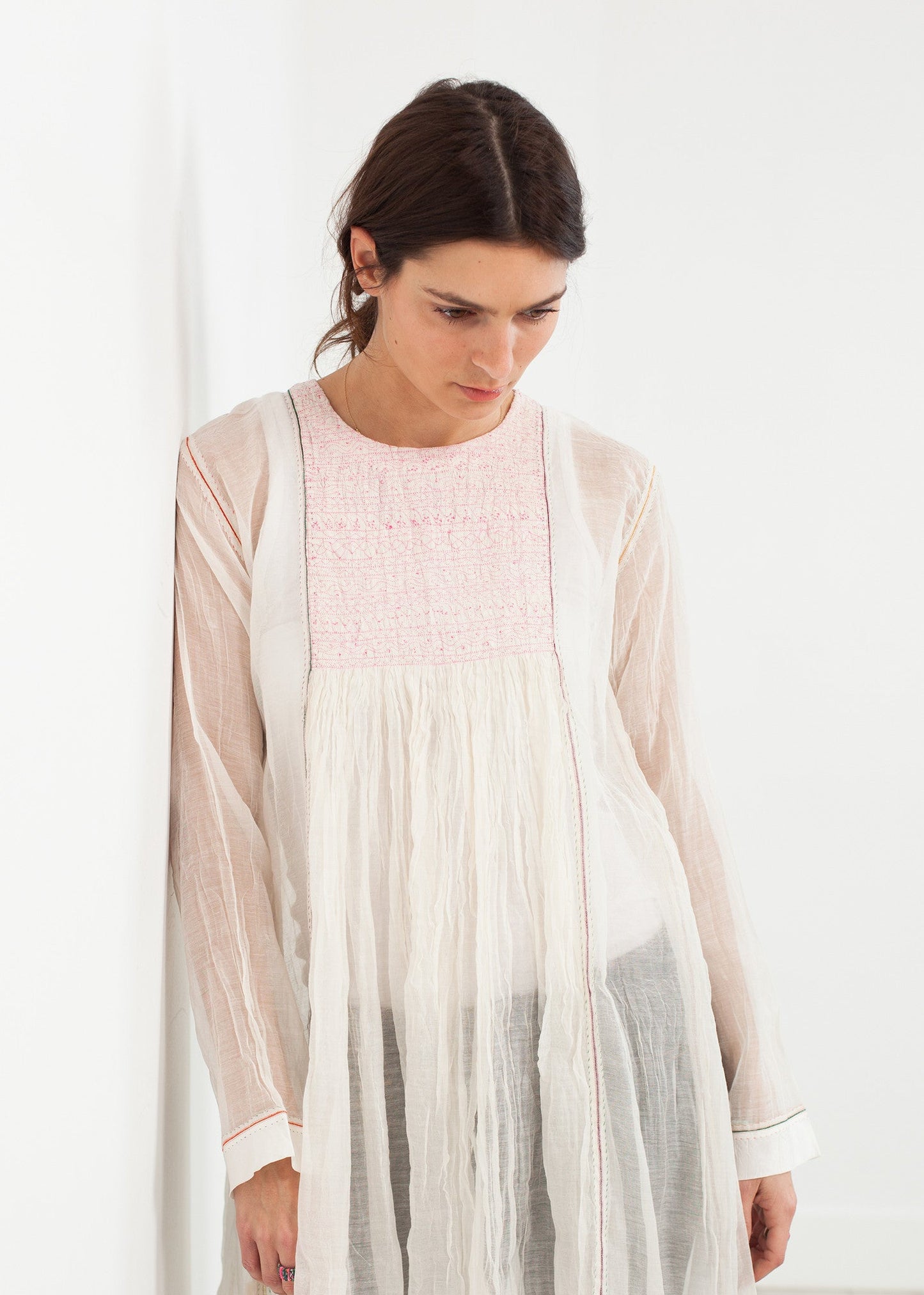 Abito con bretelle rosa in bianco