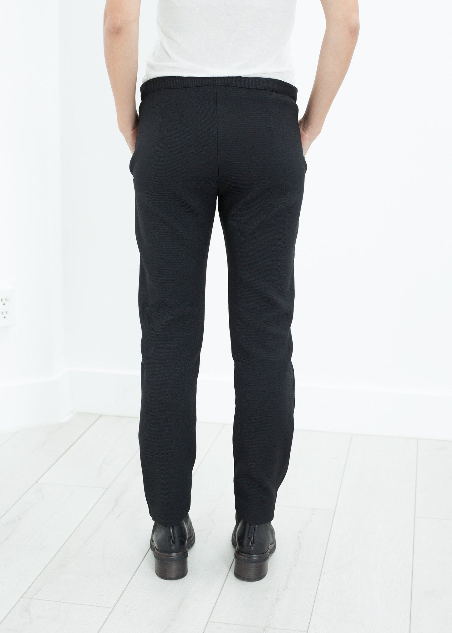 Pantaloni slim con zip laterale in nero