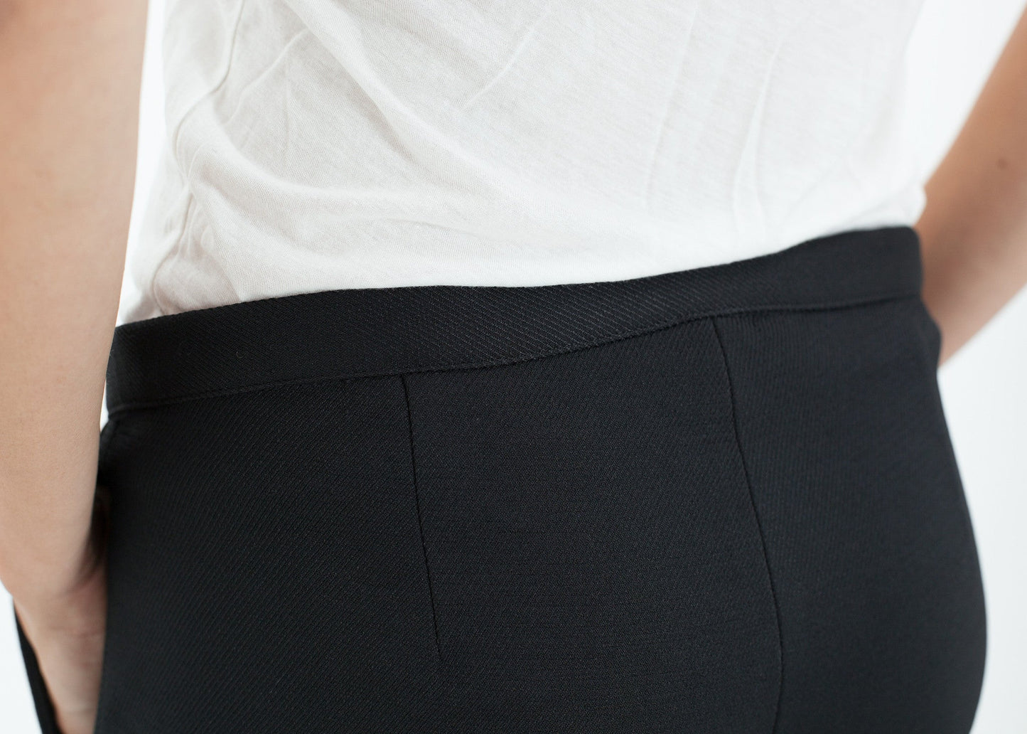 Pantaloni slim con zip laterale in nero