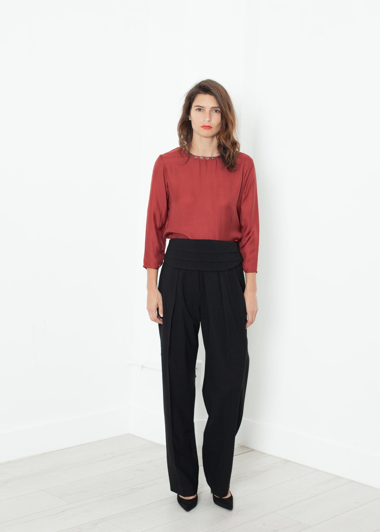 Pantaloni in vita con pieghe in nero