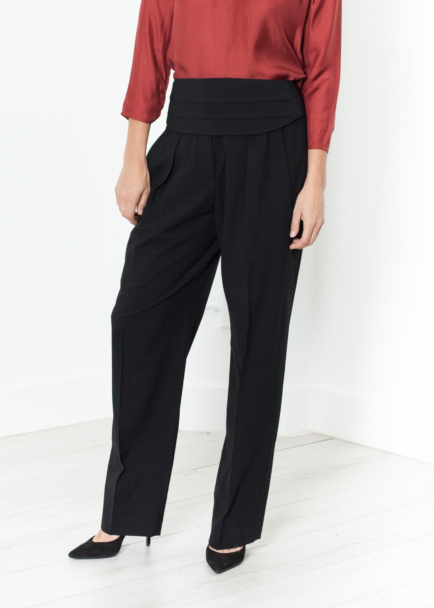 Pantaloni in vita con pieghe in nero