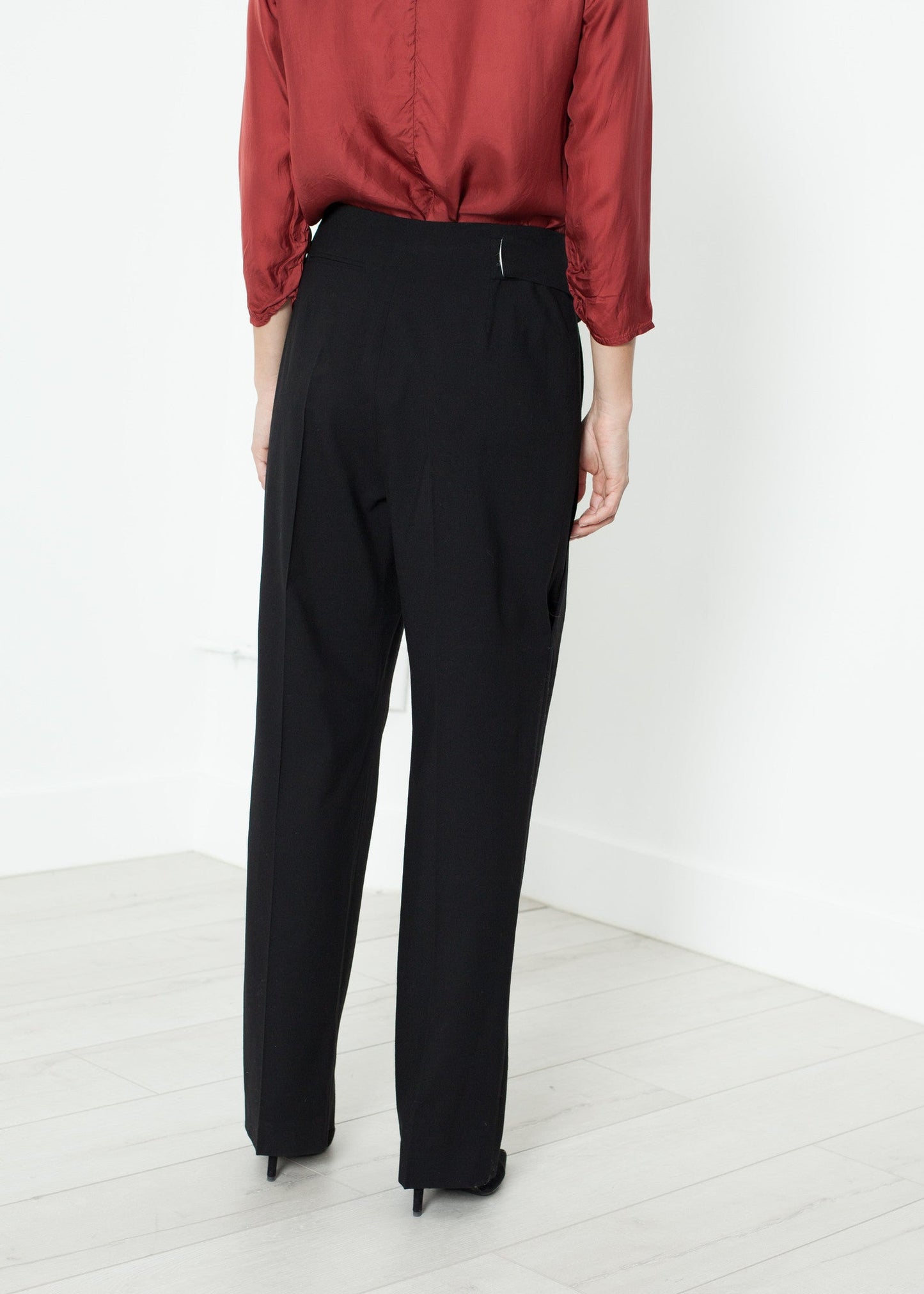 Pantaloni in vita con pieghe in nero