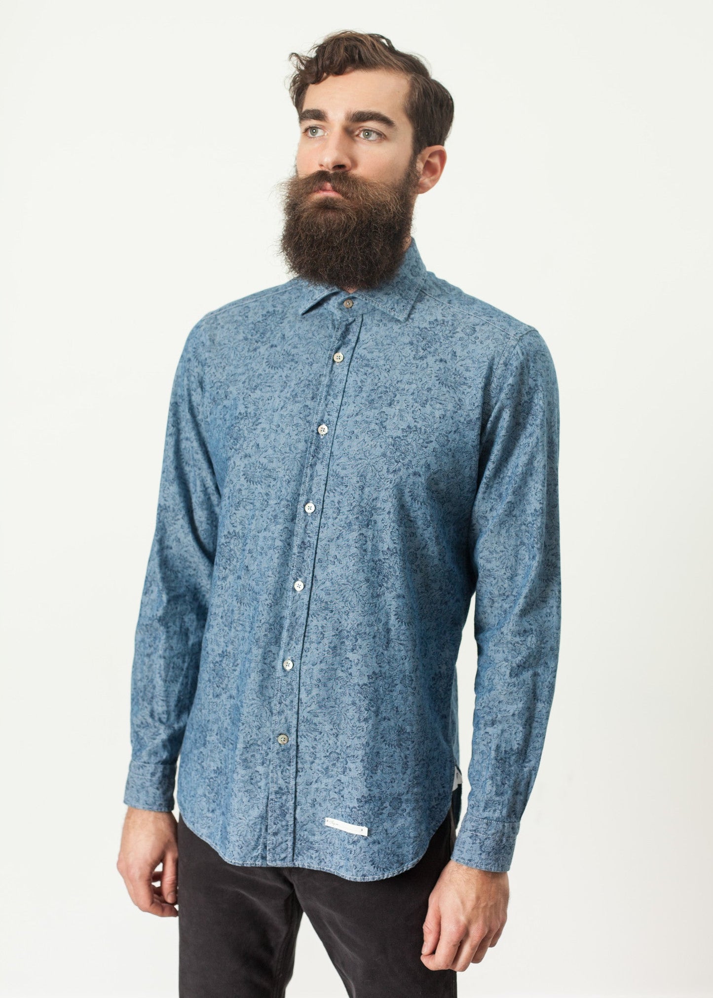 Abbottonatura floreale in blu
