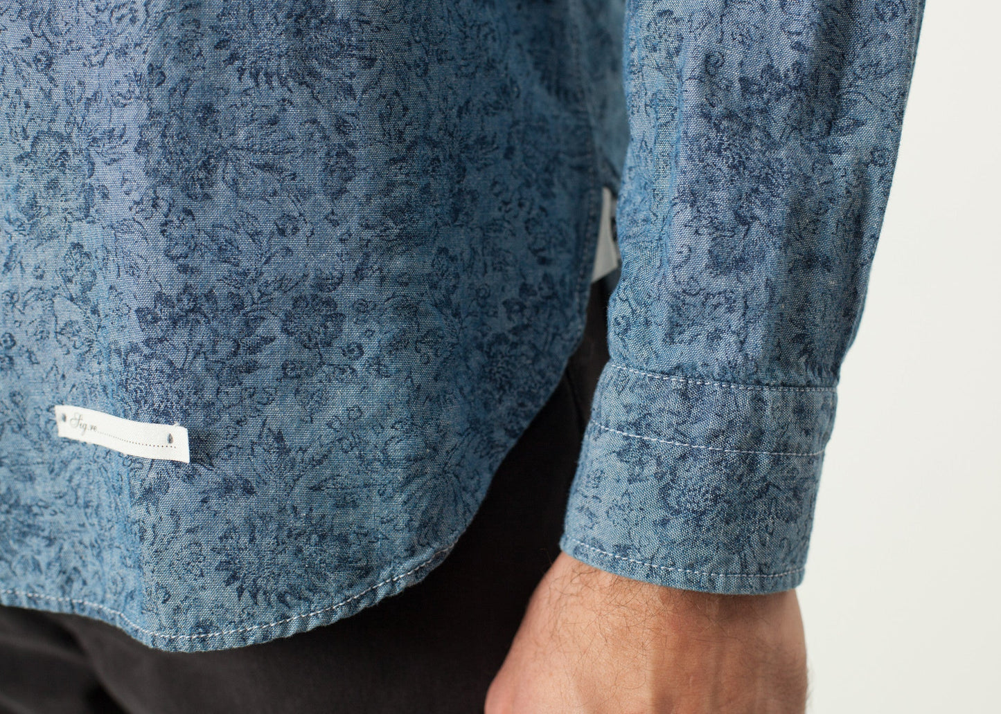 Abbottonatura floreale in blu