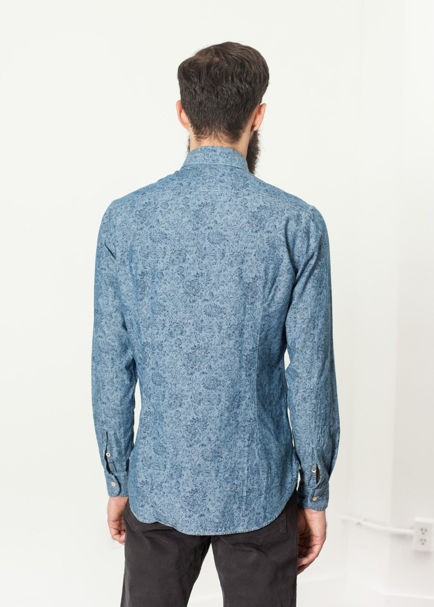 Abbottonatura floreale in blu