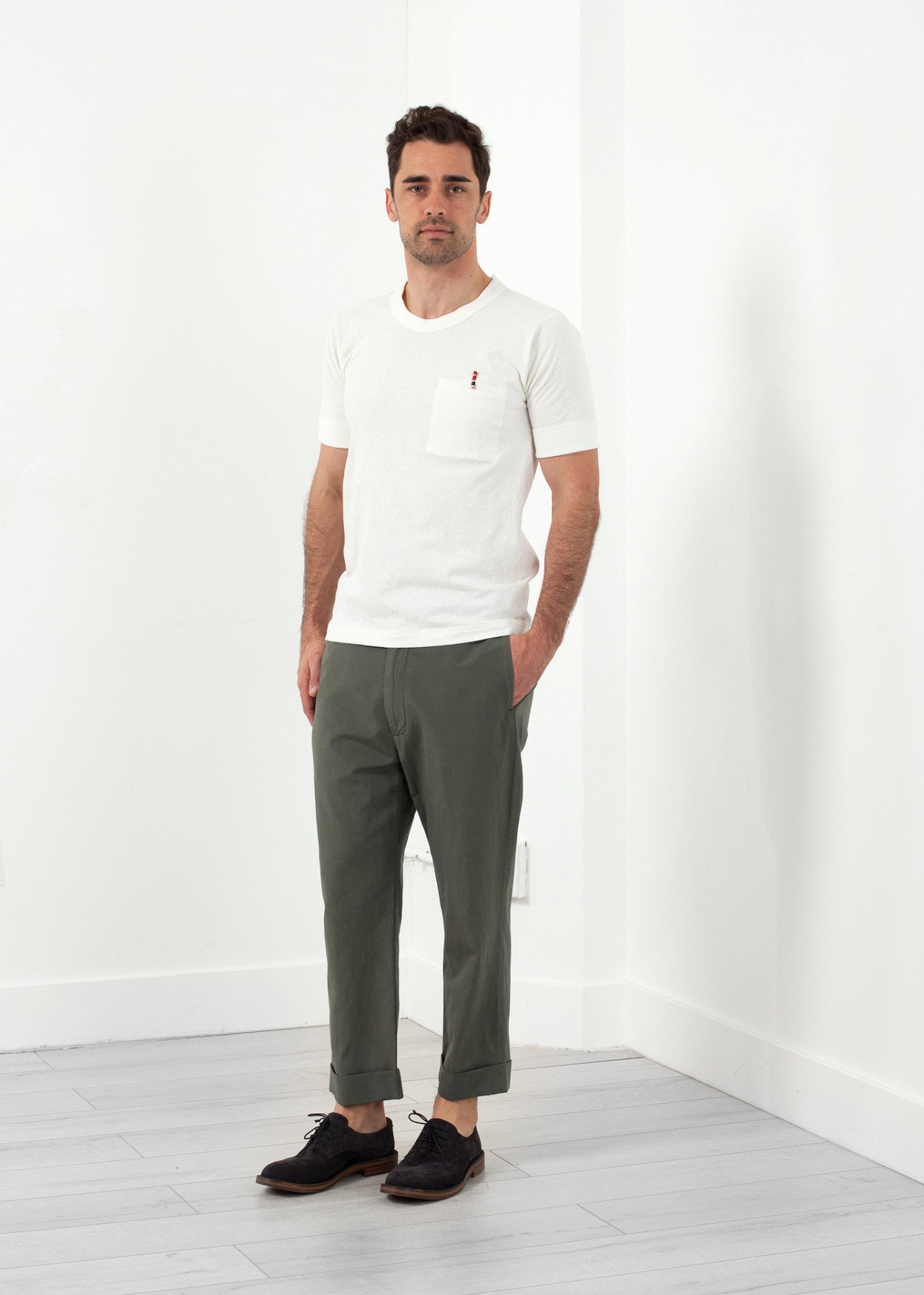 Pantaloni con risvolto piatto sul davanti