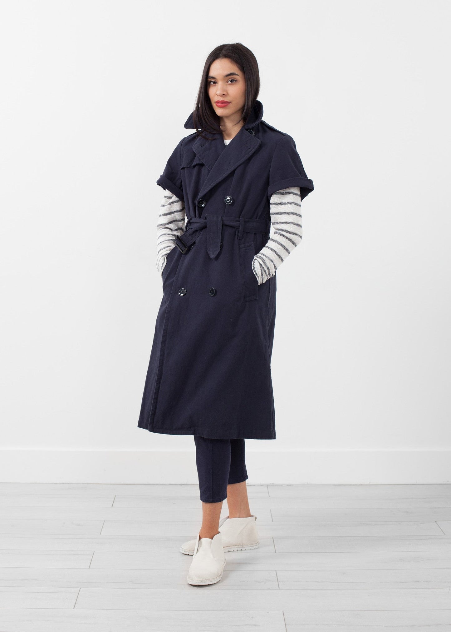 Trench con maniche arrotolate