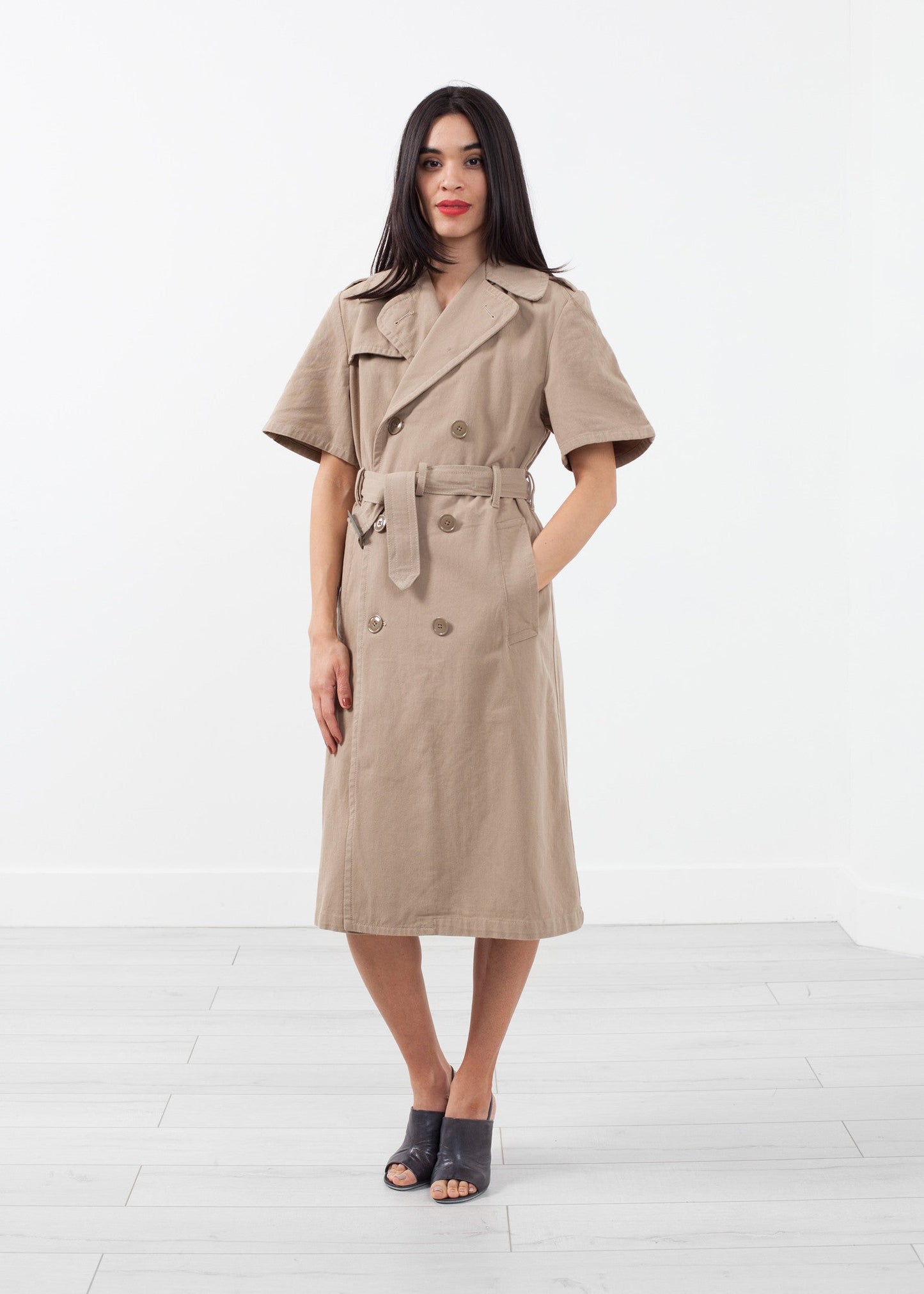Trench con maniche arrotolate