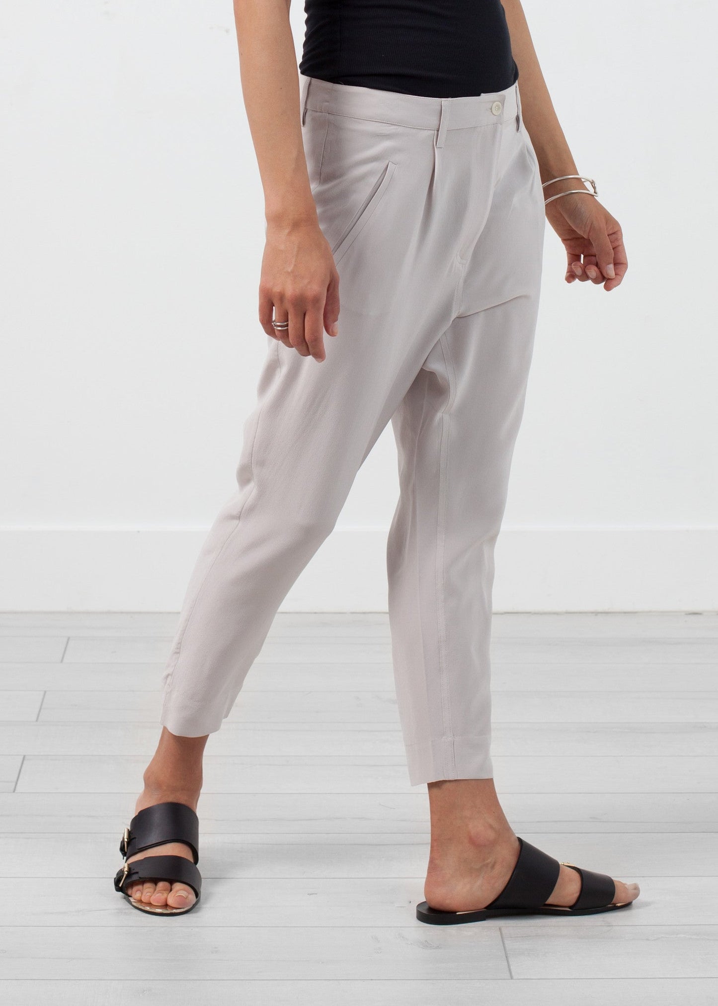 Pantalone con cavallo basso in seta