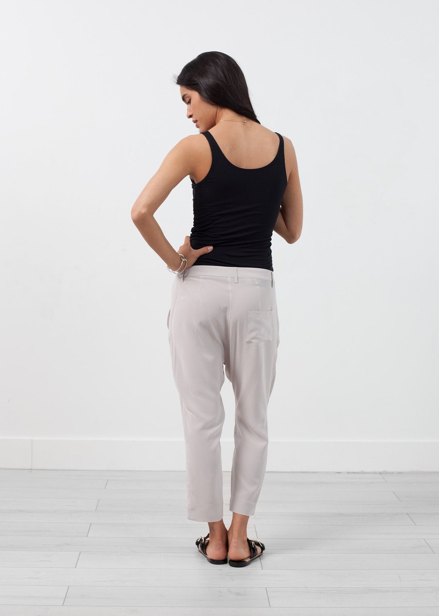 Pantalone con cavallo basso in seta