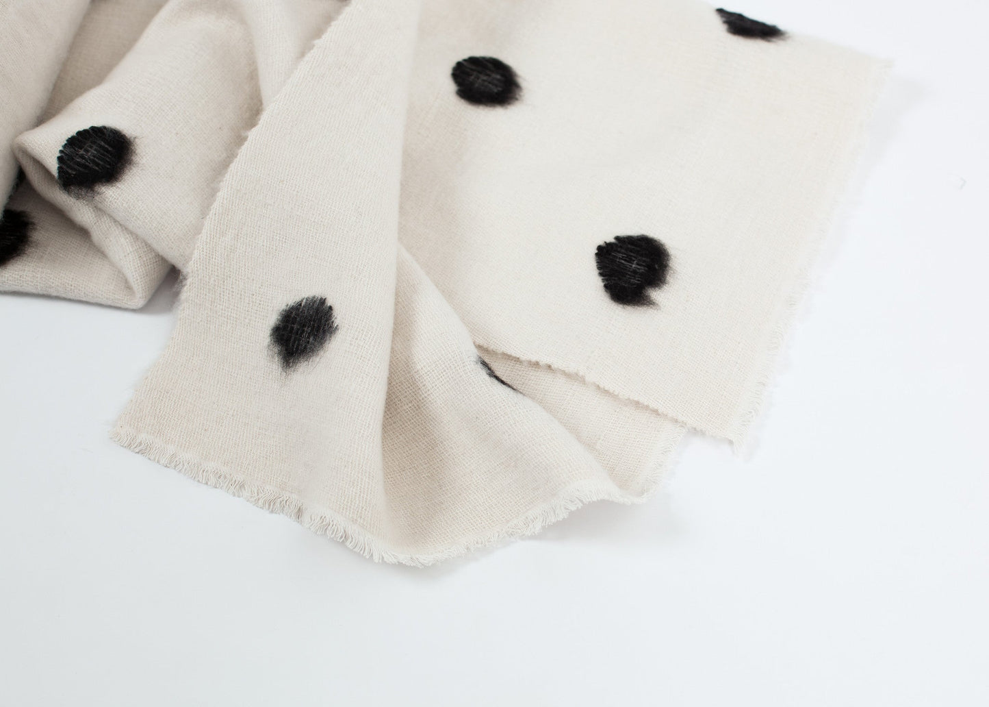 Scialle a pois in cashmere in nero/bianco