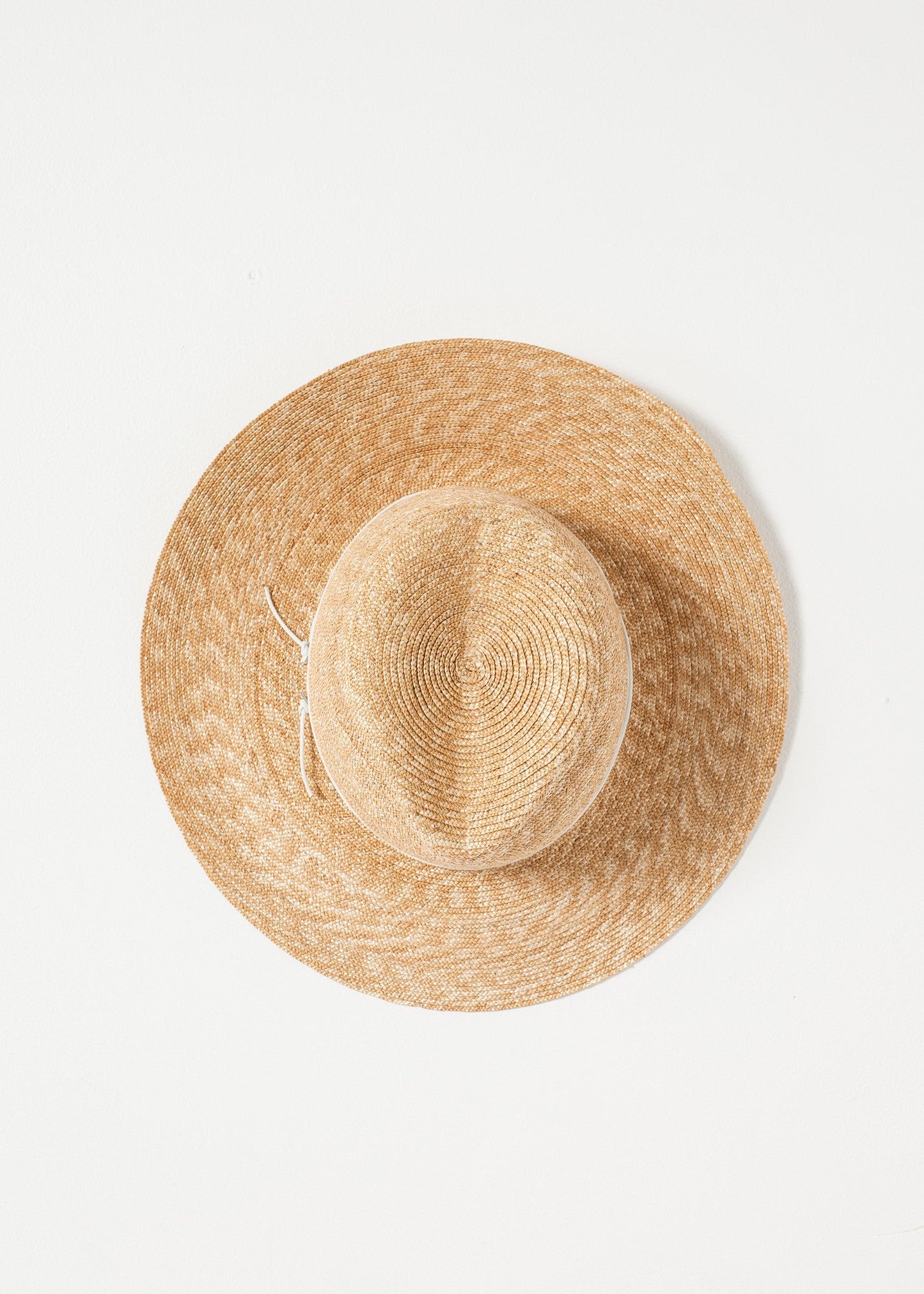 Cappello Avvolto in Paglia/Bianco