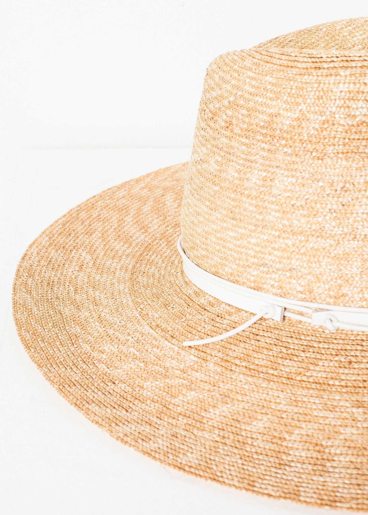Cappello Avvolto in Paglia/Bianco