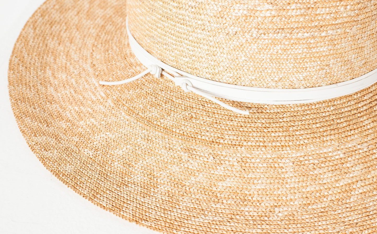 Cappello Avvolto in Paglia/Bianco