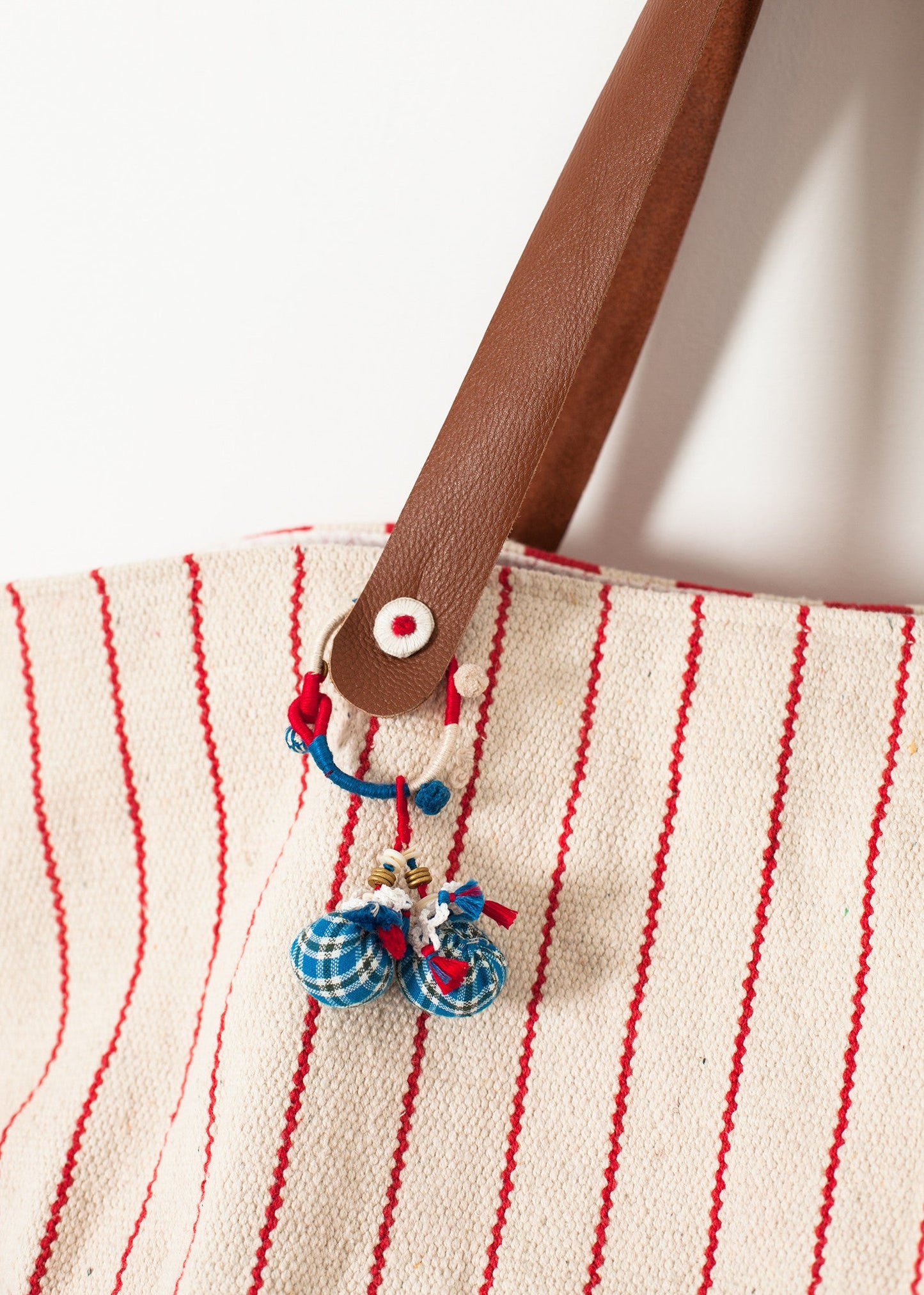 Borsa oversize intrecciata a righe rosse