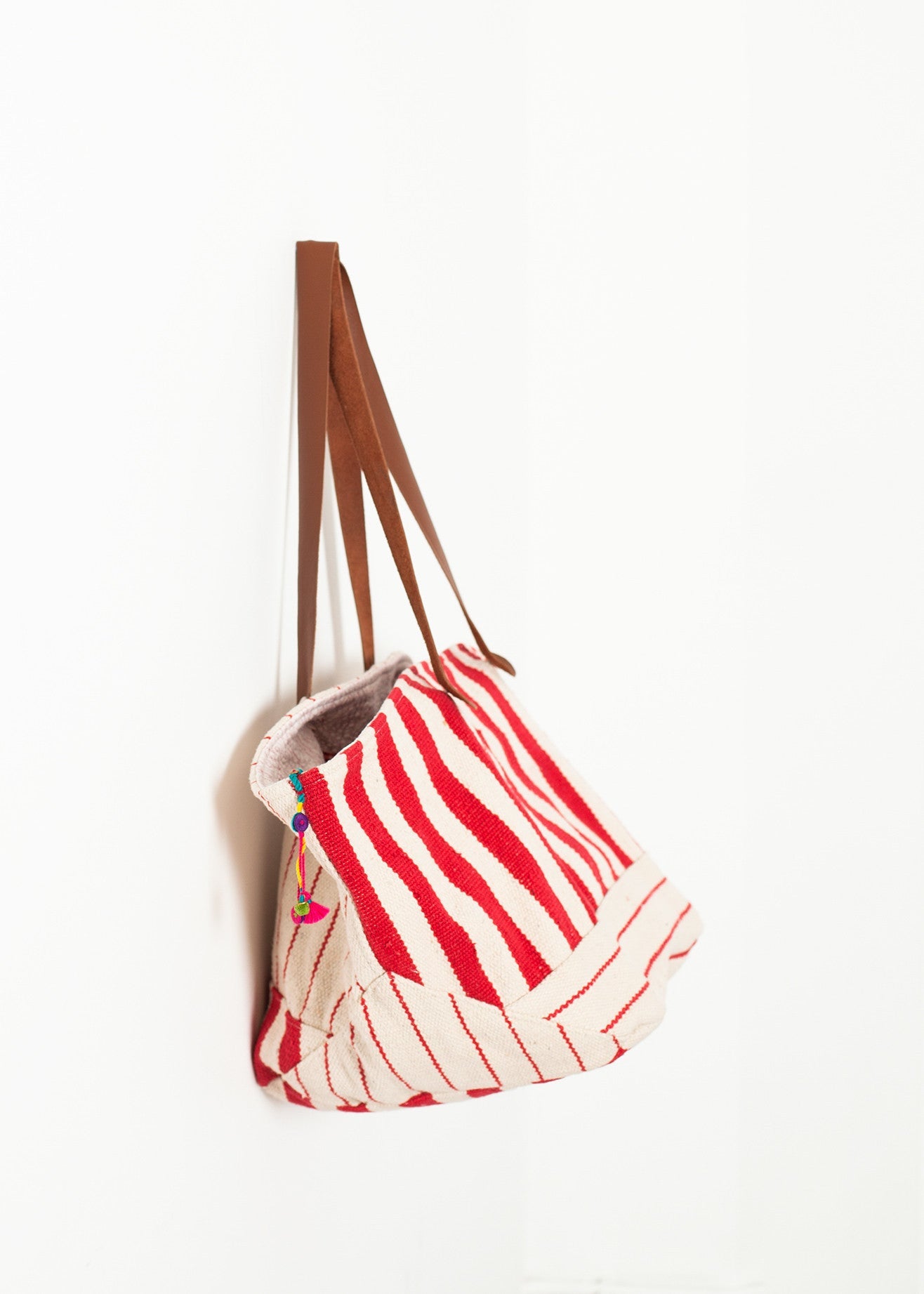 Borsa oversize intrecciata a righe rosse