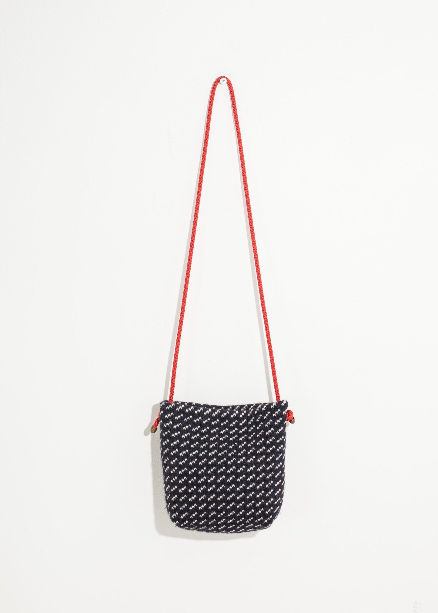 Pochette a spalla in lana nera/bianca