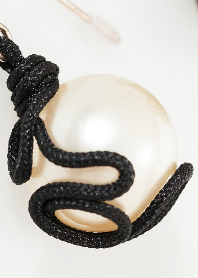 Orecchino con perla galleggiante in perla