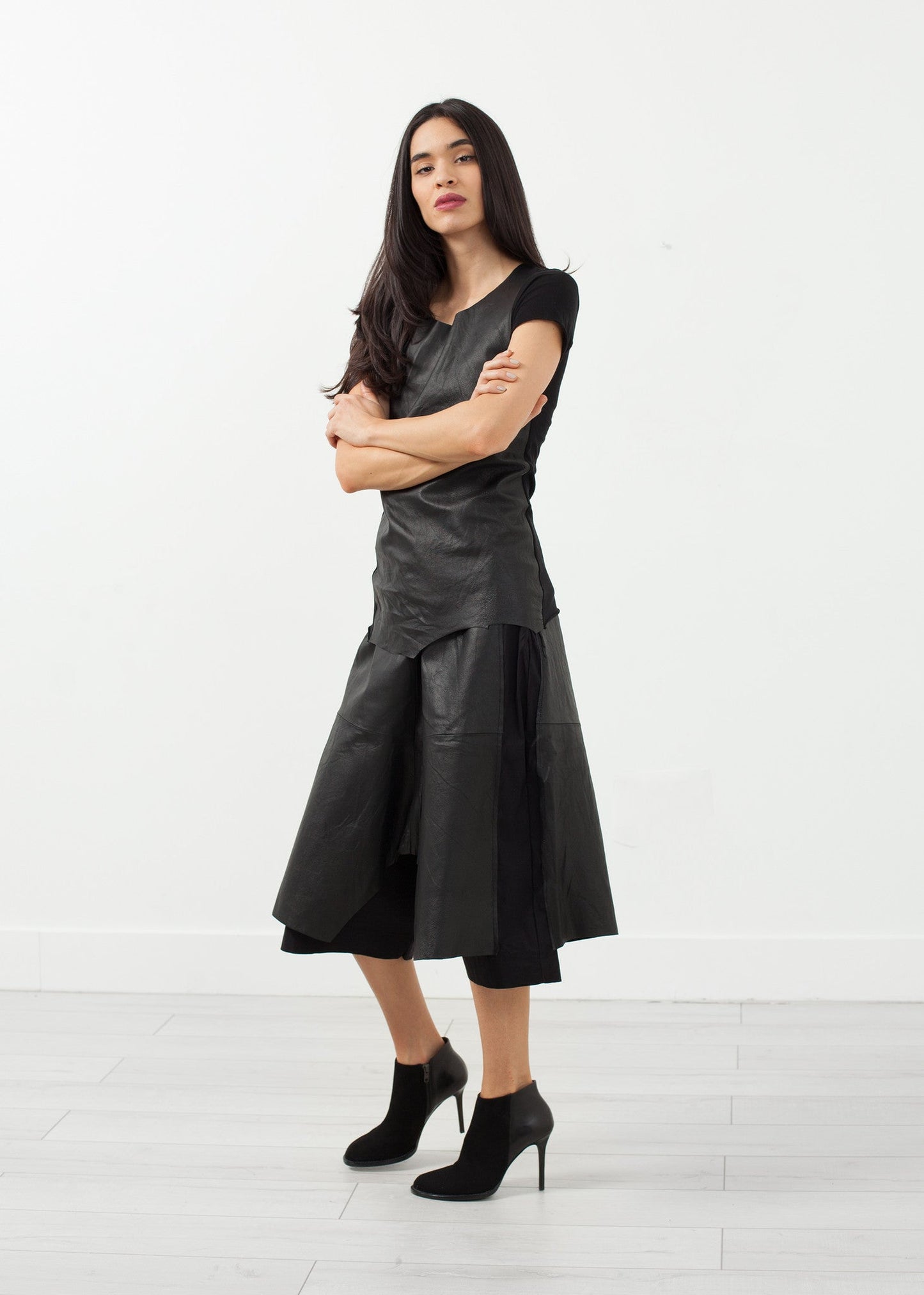 Pantaloni in pelle con cavallo basso