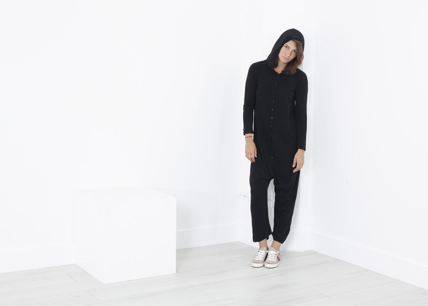 Tuta con cappuccio lavorata a maglia in nero 