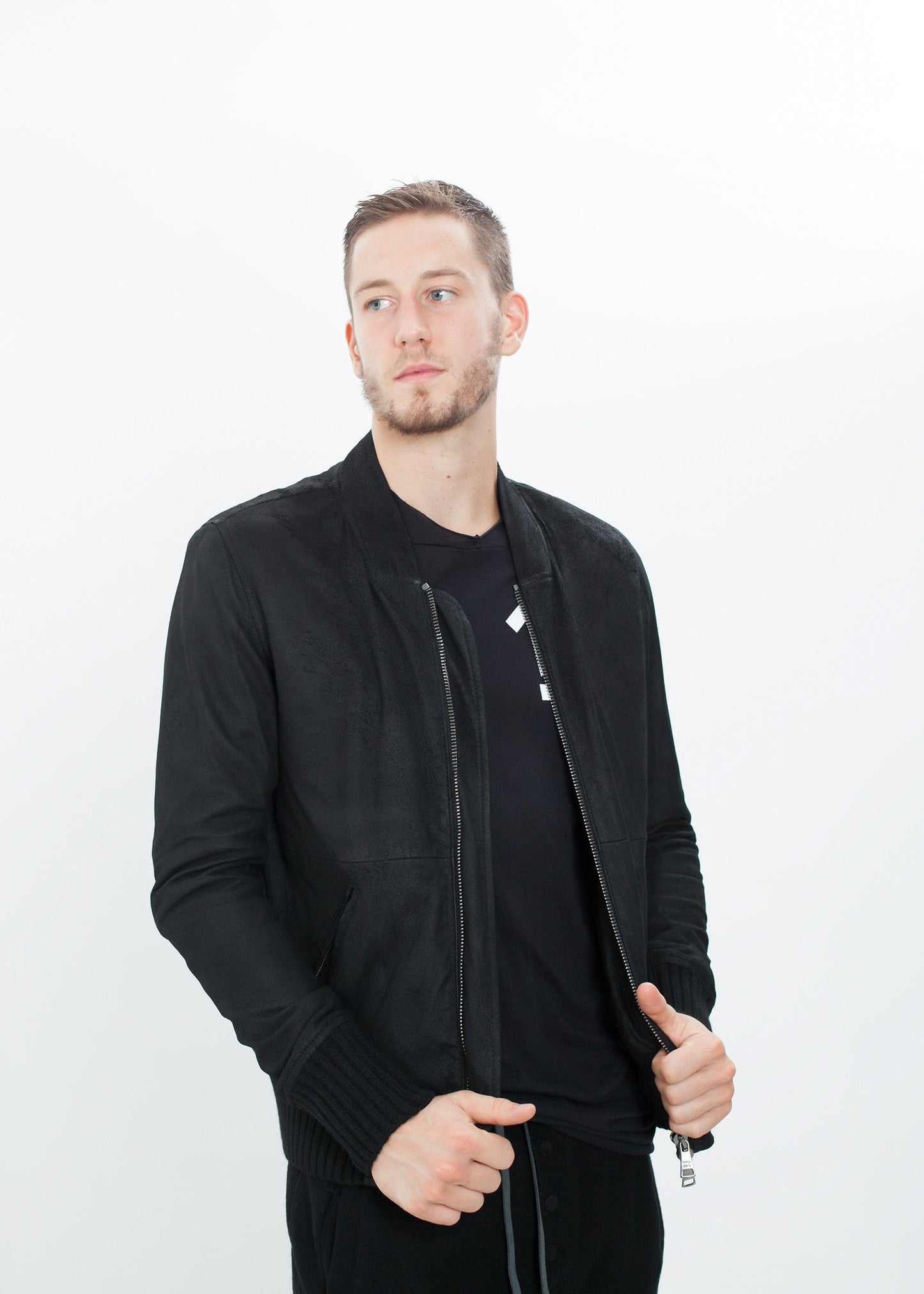 Bomber in pelle rotta in nero