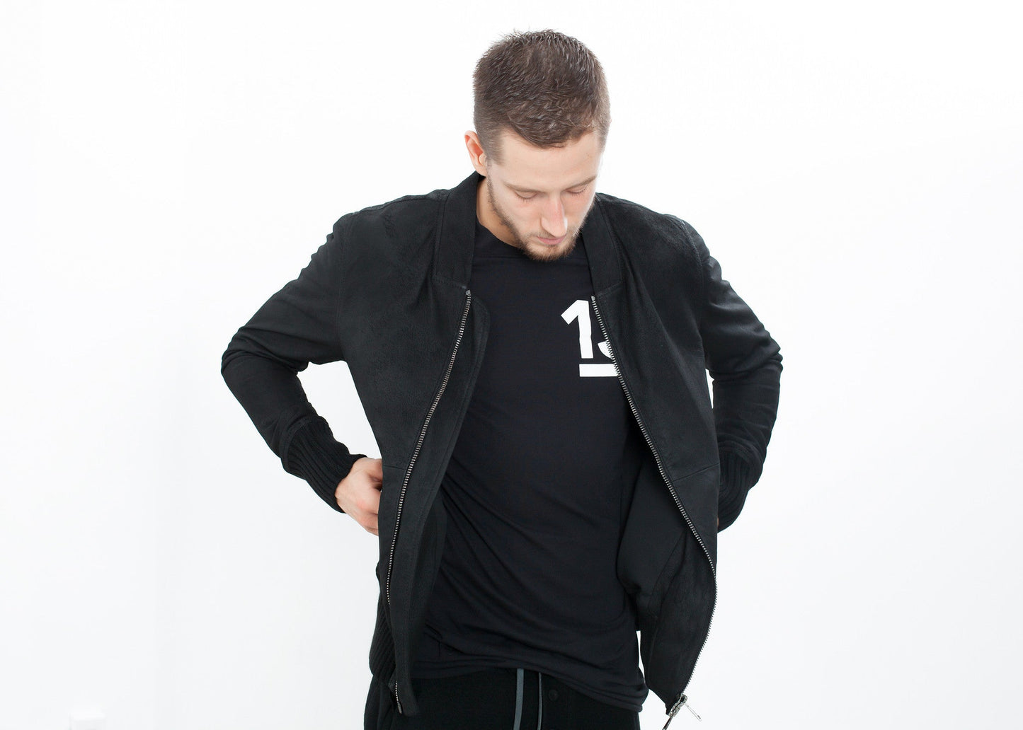 Bomber in pelle rotta in nero