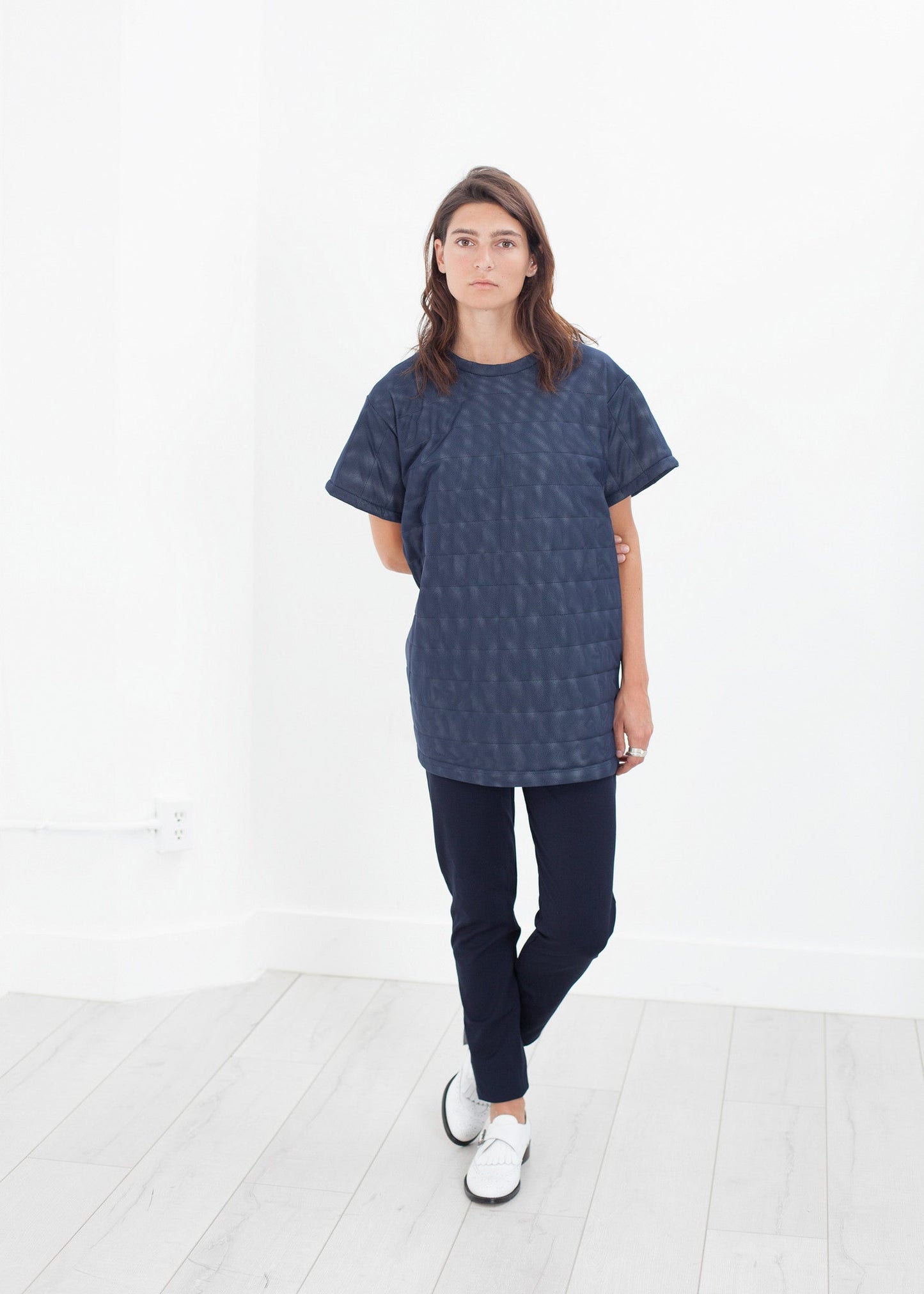 Mini abito in rete trapuntata in blu navy 