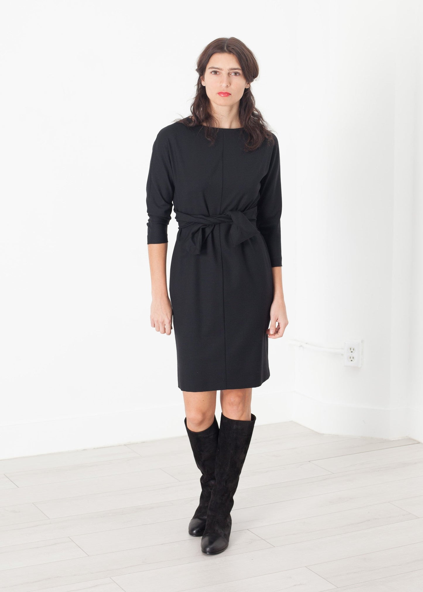 Cravatta in vita vestito in nero 