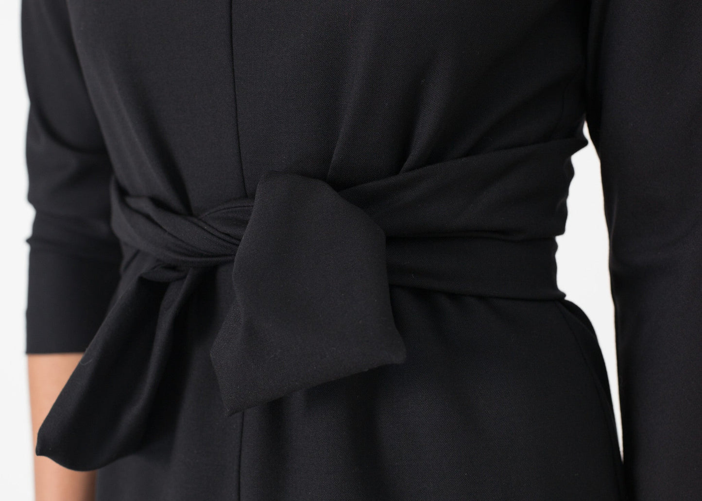 Cravatta in vita vestito in nero 