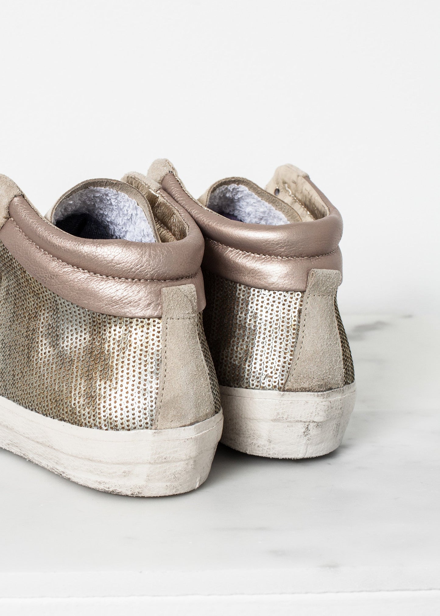Sneaker alta con paillettes