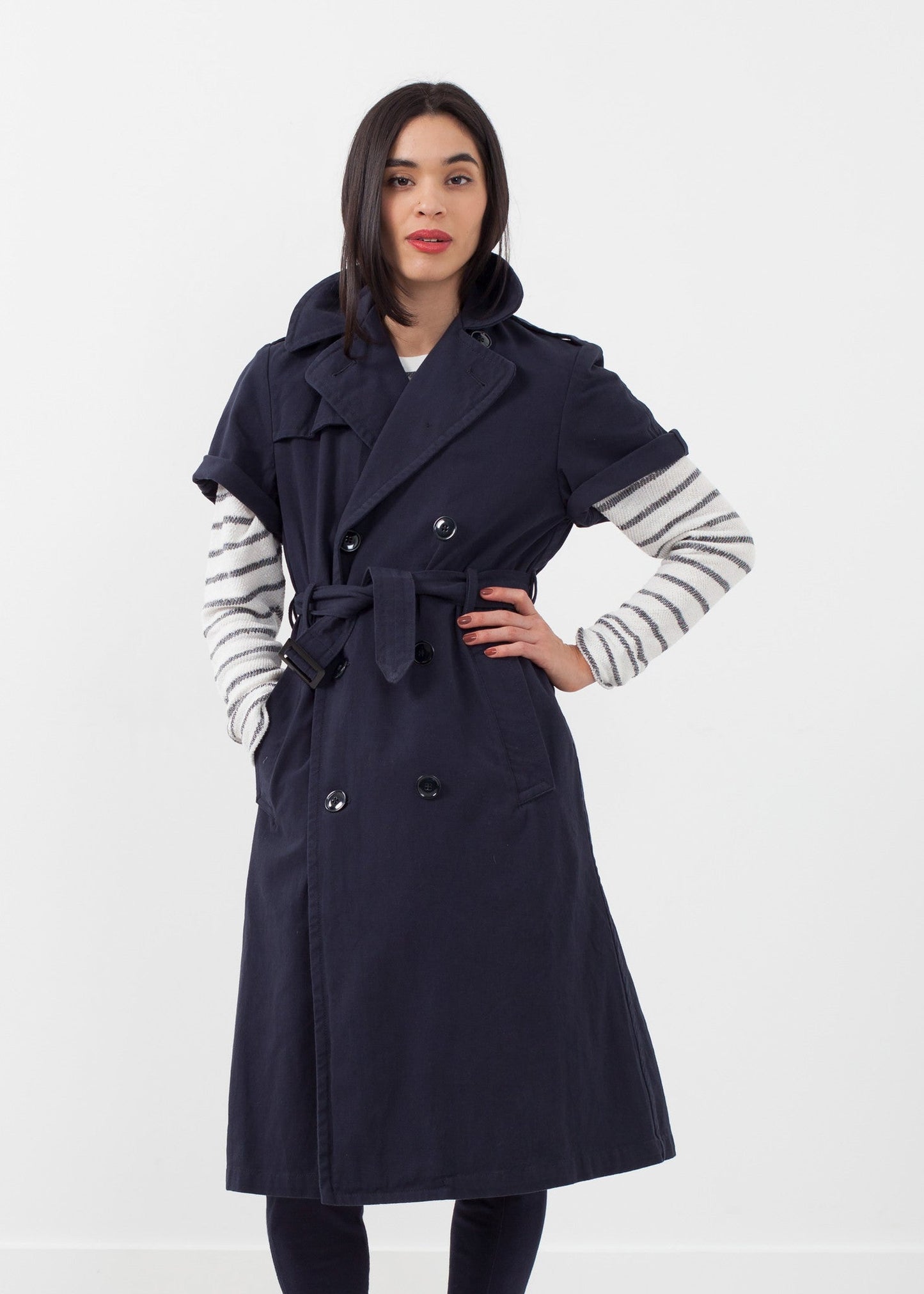 Trench con maniche arrotolate