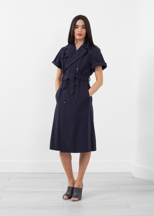 Trench con maniche arrotolate