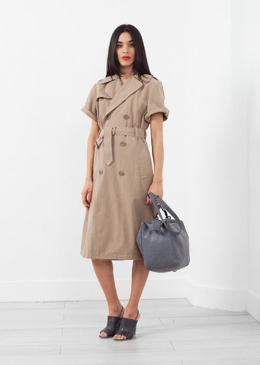Trench con maniche arrotolate