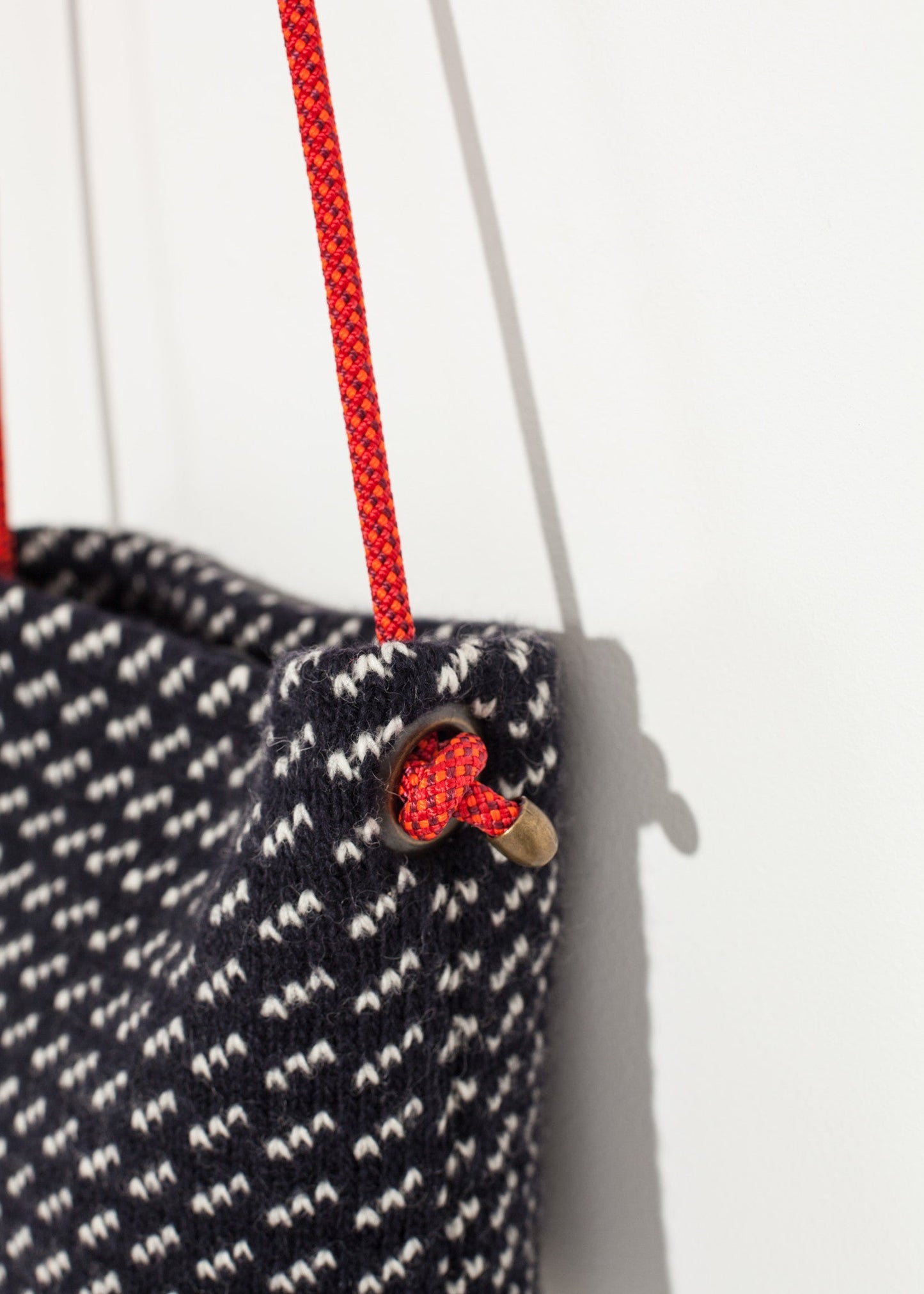 Pochette a spalla in lana nera/bianca