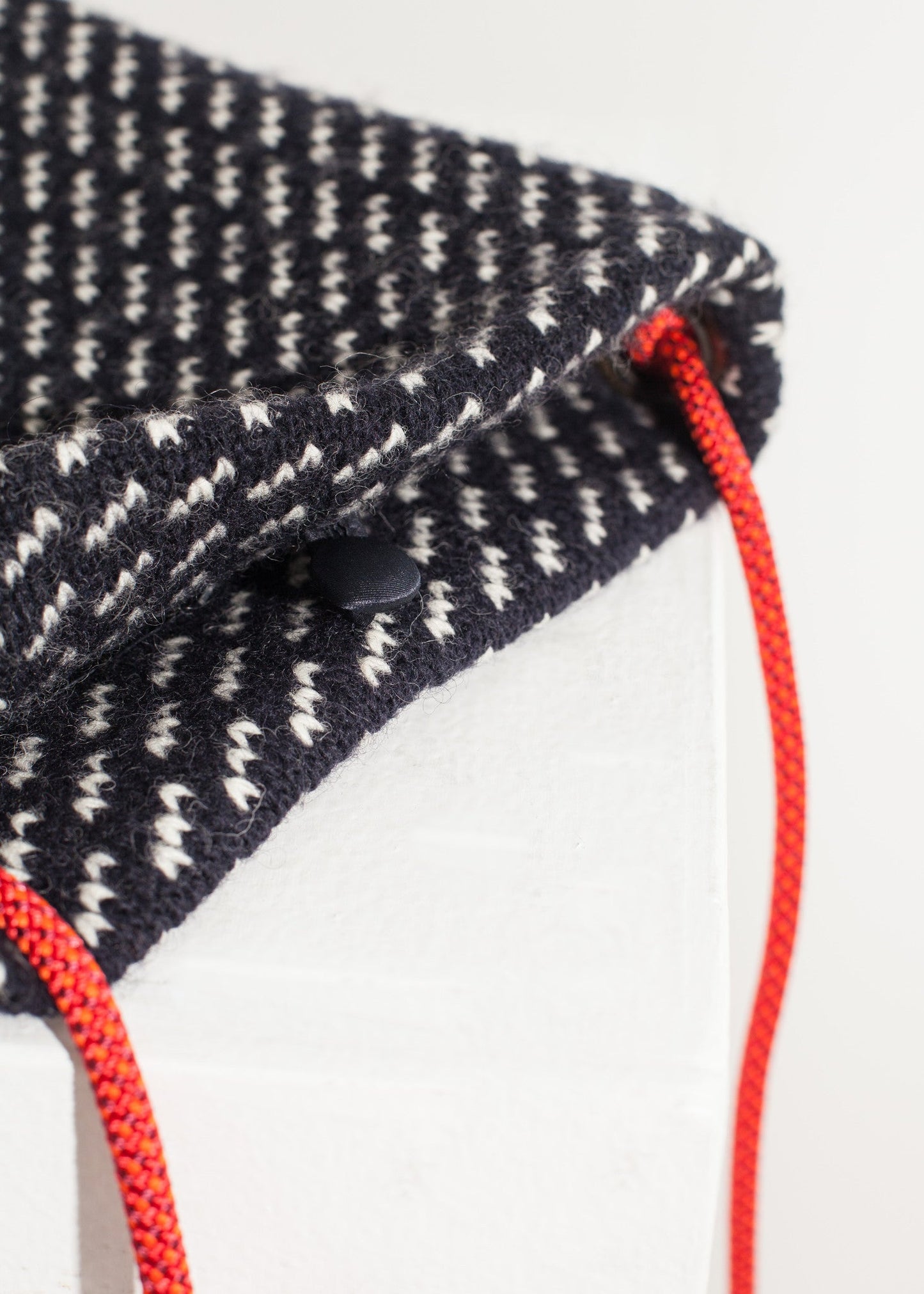 Pochette a spalla in lana nera/bianca